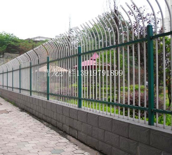 旅游景区草坪护栏锌钢与PVC材质那个会是更好的选择！